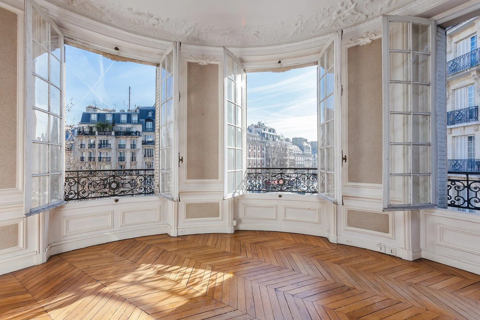 Intérieur haussmannien rénové, parquet et grandes fenêtres