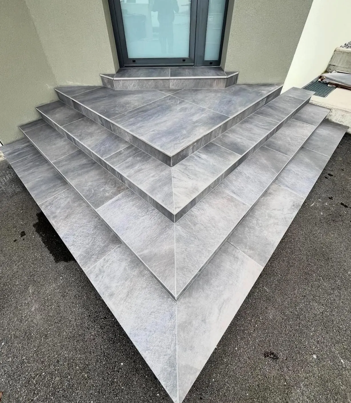 Pièce carrelée en 50×50, après pose