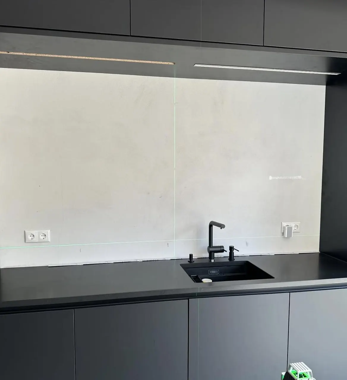 Mur de cuisine avant la pose de la crédence