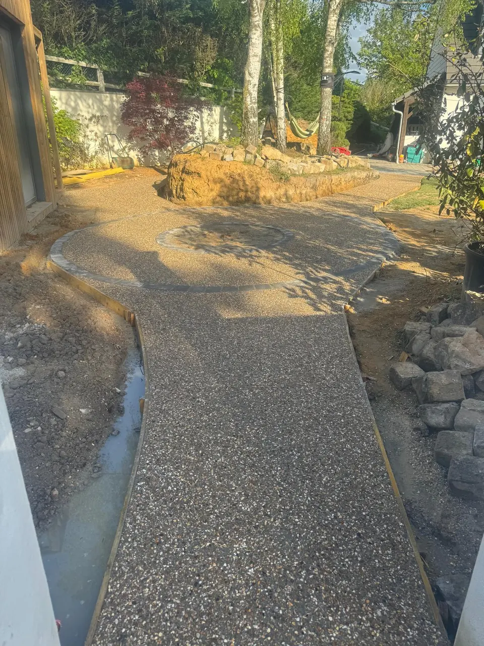 Allée en béton désactivé réalisée par OSC BAT