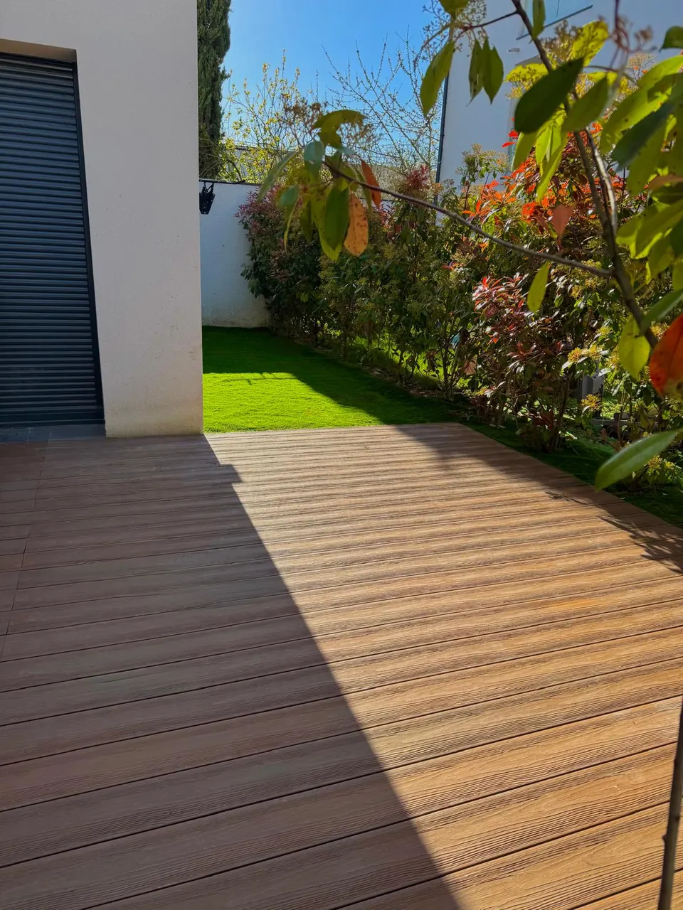 Gazon synthétique et terrasse composite, après aménagement