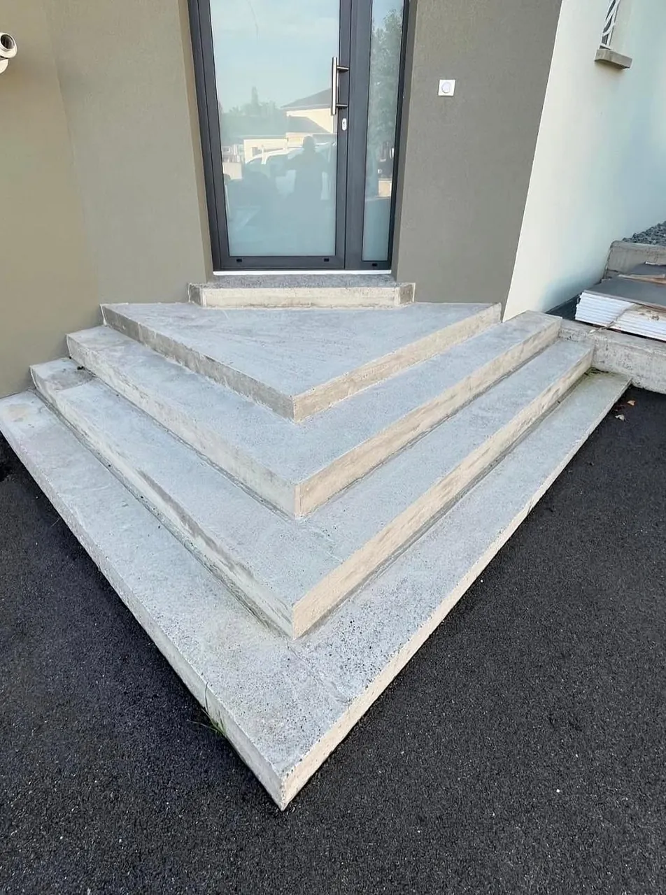 Perron en béton avant carrelage